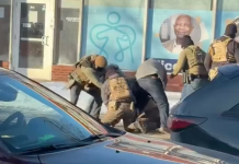 Κυβερνήτης της Μινεσότα: «Πράκτορες της ICE πυροβόλησαν εν ψυχρώ έναν άνδρα» (βίντεο)-Κρατούσε…κινητό και όχι όπλο