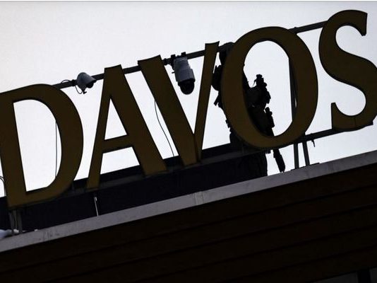 Στο Νταβός υπογράφεται το deal εκατομμυρίων ανάμεσα σε Τραμπ και Ζελένσκι