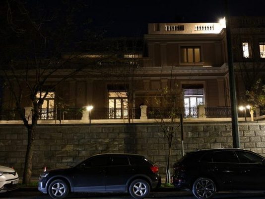 Ολοκληρώθηκε η συνάντηση Μητσοτάκη με τους «πρόθυμους» – Κλιμακώνουν τα μπλόκα των 62