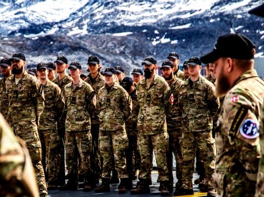 Η Δανία στέλνει στρατό στη Γροιλανδία για να προστατεύσει το νησί από τις βλέψεις του Trump