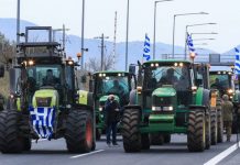 Μπλόκα αγροτών με ψηλά περήφανες τις ελληνικές σημαίες στα τρακτέρ-Ο αγώνας μας είναι εθνικός και πατριωτικός-Δεν υποχωρούμε!