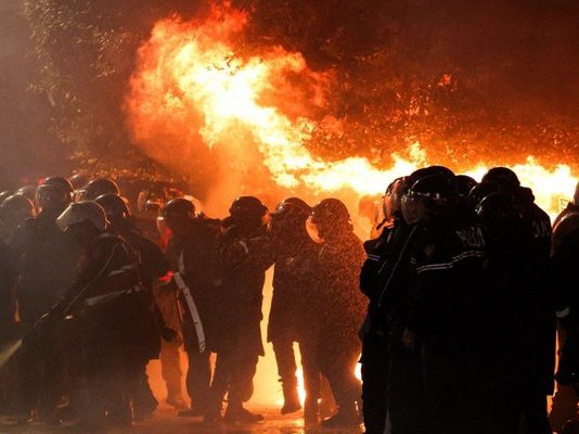 Αλβανία: Σοβαρά επεισόδια με μολότοφ και τραυματίες στα Τίρανα σε αντικυβερνητική διαδήλωση