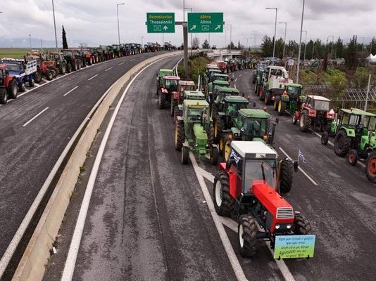Αγροτικές κινητοποιήσεις: Αποχωρούν μετά από 54 ημέρες τα τρακτέρ από το μπλόκο του Προμαχώνα «Ο αγώνας συνεχίζεται» διαμηνύουν