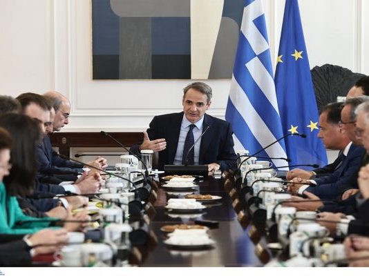Ο Μητσοτάκης “ξηλώνει” το Σύνταγμα: Τέλος στη μονιμότητα στο δημόσιο, ίδρυση ιδιωτικών ΑΕΙ, ισοσκελισμένοι προϋπολογισμοί