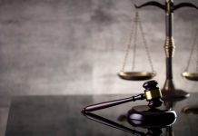 Παίζοντας με τους θεσμούς