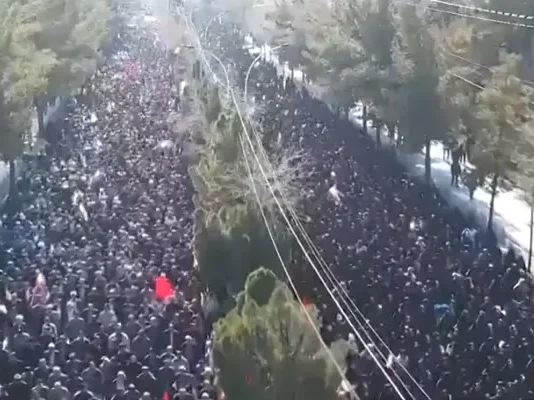 ΕΚΤΑΚΤΟ: Σε εξέλιξη τεράστιες συγκεντρώσεις κατά της απόπειρας αντεπαναστατικής ανατροπής και ενάντια στους αμερικανοσιωνιστές σε όλες τις πόλεις του Ιράν