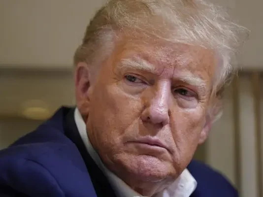 Αμερική: καταρρέει οικονομικά γι’ αυτό ο Τραμπ “δαγκώνει” τον πλανήτη; Επιχειρεί να μετατρέψει συμμάχους σε “λάφυρα” και εχθρούς σε “ομήρους”