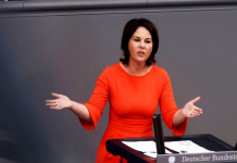 Η Zakharova διέσυρε τη Baerbock: «Εκπληκτικό, ήσουν Γερμανή ΥΠΕΞ και δεν γνωρίζεις ποια είναι τα κράτη μέλη της ΕΕ»