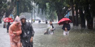 Κάτοικοι στην Ινδονησία φωνάζουν και τρέχουν πανικόβλητοι για να σωθούν από τη σφοδρή κακοκαιρία(βίντεο)