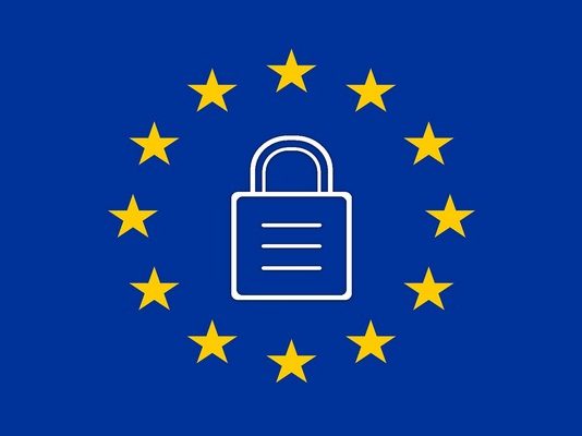 Ρωσικά ΜΜΕ: «Η ΕΕ έχει γίνει τόσο αντιδημοκρατική που ακόμη και οι ΗΠΑ το καταγγέλλουν»