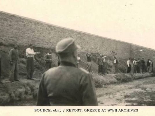 «Στον τοίχο της Καισαριανής μάς φέραν από πίσω κ’ ίσα έν’ αντρίκιο ανάστημα ψηλώσαν το σωρό»