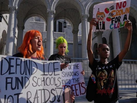 Αργοπεθαίνει η ελευθερία έκφρασης!-Ζητούν από Meta, Reddit, Google τα στοιχεία των λογαριασμών που κάνουν κριτική στην ICE του Τραμπ