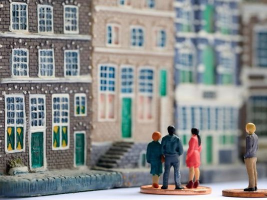 Η στεγαστική κρίση απειλεί τα θεμέλια της ευρωπαϊκής δημοκρατίας