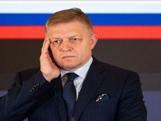 Ρόμπερτ Φίτσο κατά Ζελένσκι: «Εκβιάζεις την Ουγγαρία με το πετρέλαιο για να μπεις στην ΕΕ»