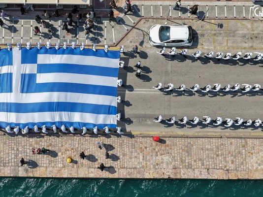Υψώθηκε η μεγάλη Ελληνική Σημαία στη Χίο για την 25η Μαρτίου