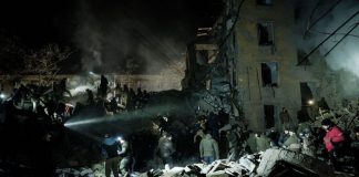 Οι Ρώσοι έκαναν τη «νύχτα μέρα» στο Κραματόρσκ: Σφοδροί βομβαρδισμοί κατά του ουκρανικού Στρατού (βίντεο)