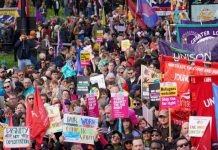 Λονδίνο: Χιλιάδες διαδηλωτές στους δρόμους για τα αντιπολεμικά συλλαλητήρια