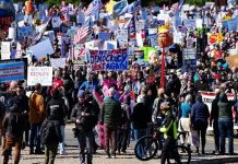 Στους δρόμους οι Αμερικανοί – Πάνω από 9 εκατ. διαδηλώνουν κατά του πολέμου με Ιράν σε 50 πολιτείες των ΗΠΑ