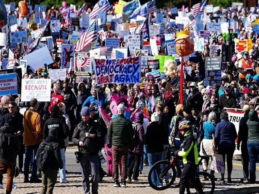 Στους δρόμους οι Αμερικανοί – Πάνω από 9 εκατ. διαδηλώνουν κατά του πολέμου με Ιράν σε 50 πολιτείες των ΗΠΑ
