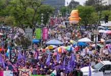 «No Kings»: Ένα νέο κίνημα εδραιώνεται στις ΗΠΑ – Χιλιάδες διαδηλώσεις, εκατομμύρια κόσμου στον δρόμο