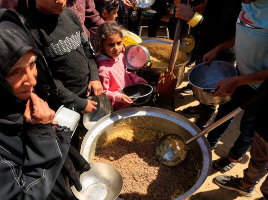 Παλαιστίνιοι σε απόγνωση: Η μάχη για επιβίωση στη Γάζα όσο τα βλέμματα του πλανήτη είναι στραμμένα στο Ιράν