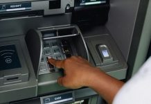 Ο τραπεζικός αποκλεισμός χιλιάδων πολιτών βάζει φρένο στην ανάπτυξη της ελληνικής οικονομίας