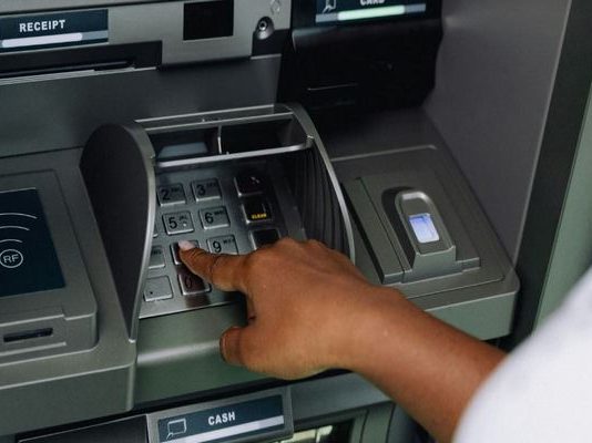 Ο τραπεζικός αποκλεισμός χιλιάδων πολιτών βάζει φρένο στην ανάπτυξη της ελληνικής οικονομίας