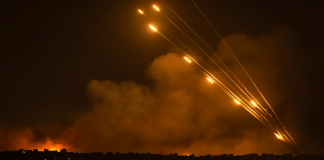 Μπαράζ πυραυλικών επιθέσεων από το Ιράν μετά την εκλογή του Μοτζτάμπα Χαμενεΐ – Φωτιά σε όλη τη Μέση Ανατολή