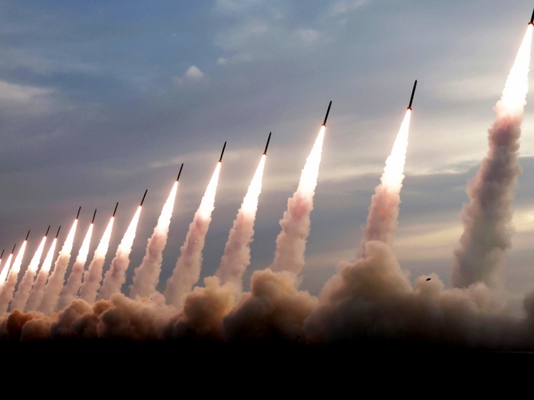 Το Ιράν σάρωσε αμερικανικές βάσεις με το «όπλο της Αποκάλυψης» – Φρουροί: Θα εξοντώσουμε τις ηγεσίες ΗΠΑ, Ισραήλ