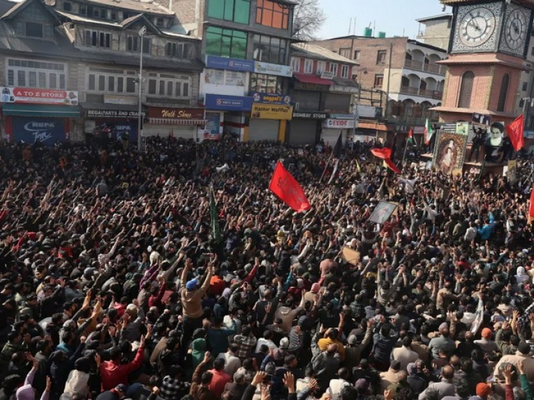 Μαζικές διαδηλώσεις μετά τη δολοφονία Khamenei, εισβάλλουν σε πρεσβείες των ΗΠΑ – 9 νεκροί στο Karachi