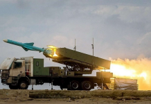 Κολοσσιαίο πλοίο μεταφοράς κοντέινερ κτυπήθηκε από ιρανικά βλήματα επακτίου αμύνης στα Στενά του Ορμούζ