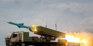 Κολοσσιαίο πλοίο μεταφοράς κοντέινερ κτυπήθηκε από ιρανικά βλήματα επακτίου αμύνης στα Στενά του Ορμούζ