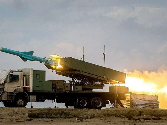 Κολοσσιαίο πλοίο μεταφοράς κοντέινερ κτυπήθηκε από ιρανικά βλήματα επακτίου αμύνης στα Στενά του Ορμούζ