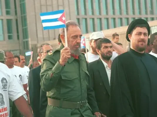 ❗Όταν ο Φιντέλ διαδήλωνε όχι με την κορνίζα, αλλά με τον εγγονό ενός Ανώτατου Ηγέτη του Ιράν