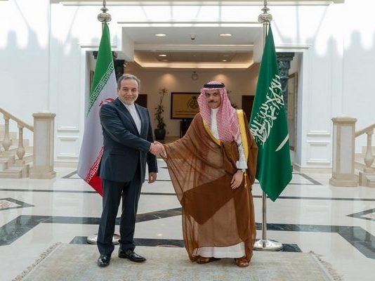 Η πρώτη τηλεφωνική επικοινωνία των ΥΠΕΞ Ιράν και Σαουδικής Αραβίας από την έναρξη του πολέμου Τι συζήτησαν Αμπάς Αραγτσί και πρίγκιπας Φαϊζάλ μπιν Φαρχάν