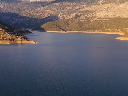 Μόρνος: Τριπλασιάστηκαν τα αποθέματα νερού – Βυθίστηκε ξανά το χωριό Κάλλιο