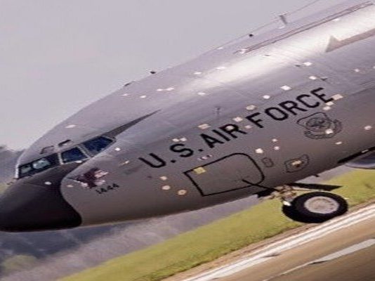 «Λαβωμένο» αμερικανικό Stratotanker στη Βρετανία – Τα σημάδια από τους ιρανικούς πυραύλους