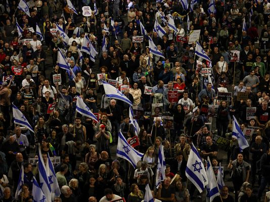 Στους δρόμους του Τελ Αβίβ οι Ισραηλινοί: «Ο Νετανιάχου είναι η μεγαλύτερη απειλή για την ύπαρξη του Ισραήλ»