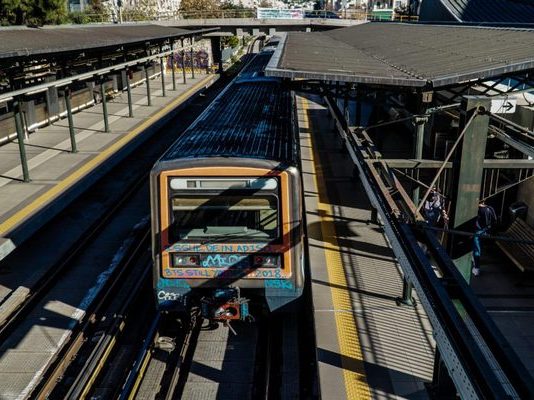 Μεγάλη ένταση στον ΗΣΑΠ: Ψήθηκαν στους συρμούς και ξέσπασαν στον οδηγό – Πήραν τρένα χωρίς μηχανισμό