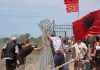Αλβανία: Οργή για το σχέδιο Κούσνερ – Γυαλιά καρφιά σε εργοτάξιο από διαδηλωτές-«Θέλουμε μία νέα Αλβανία».