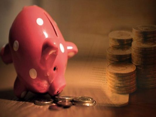 Μηδενικά επιτόκια καταθέσεων, υπέρογκες χρεώσεις & αφελληνισμός των τραπεζών: Η κυβέρνηση το ονομάζει «success story»