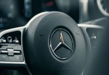 Η Mercedes-Benz κόβει επιδόματα και ζητάει από τους εργαζόμενους να δουλέψουν extra ώρες χωρίς αμοιβή!