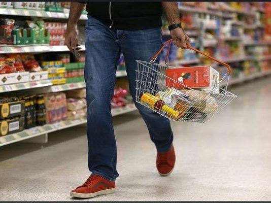 Ρεκόρ τριετίας κατέρριψε ο πληθωρισμός – Οι καταναλωτές λυγίζουν, οι επιχειρήσεις αντέχουν
