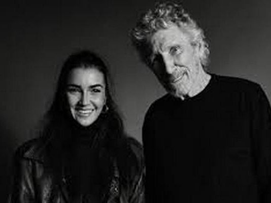Ο Roger Waters και η Mona Miari διασκευάζουν το «Comfortably Numb» για την Παλαιστίνη (Video)