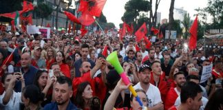 Αλβανία : Η μαζικότερη διαδήλωση ενάντια στα τουριστικά σχέδια Ράμα – Κούσνερ