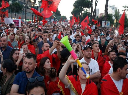 Αλβανία : Η μαζικότερη διαδήλωση ενάντια στα τουριστικά σχέδια Ράμα – Κούσνερ