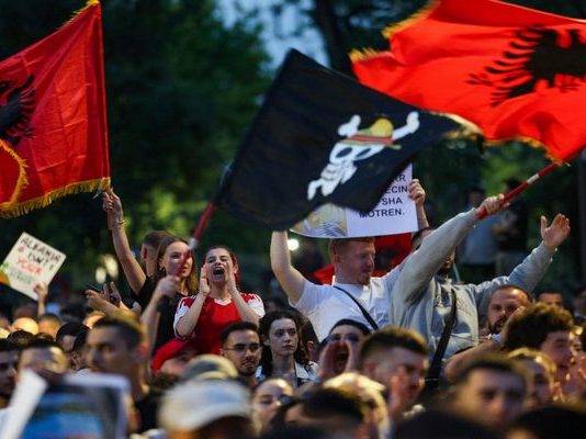 Αλβανικός ξεσηκωμός και στην Ελλάδα για το ξεπούλημα από τον Ε.Ράμα της παραλίας της Σβέρνιτσα