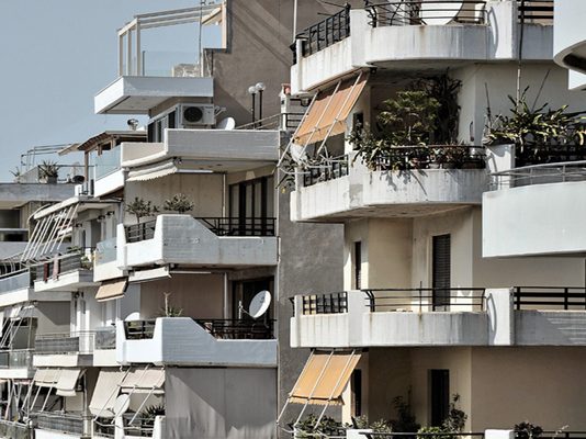 Η Κομισιόν «χαλάει» το αφήγημα της κυβέρνησης Κ.Μητσοτάκη για «πρόοδο» στην οικονομία – «Καμπανάκι» φτωχοποίησης