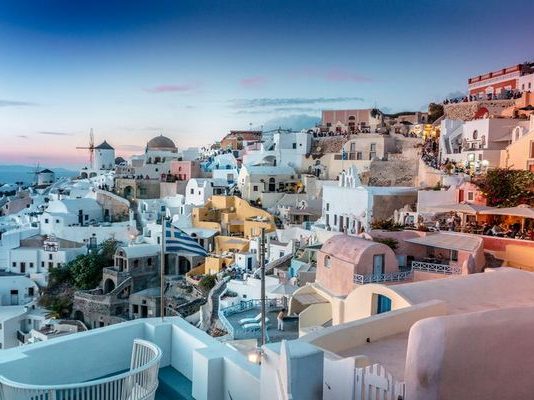 Διακοπές στην Ελλάδα, με τιμές Λουξεμβούργου: Είμαστε ο ακριβότερος μεσογειακός προορισμός και το 2026