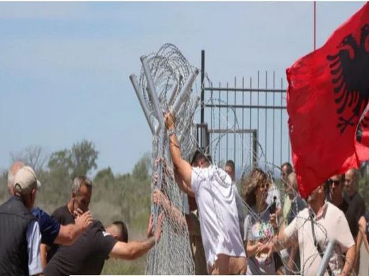 Σοβαρά επεισόδια στην Αλβανία για την επένδυση στη Σβέρνιτσα: Διαδηλωτές γκρέμισαν τους φράχτες του εργοταξίου!